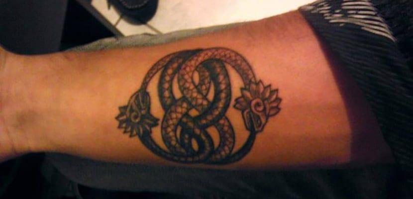 Tatuaje celta con símbolo Wuivre