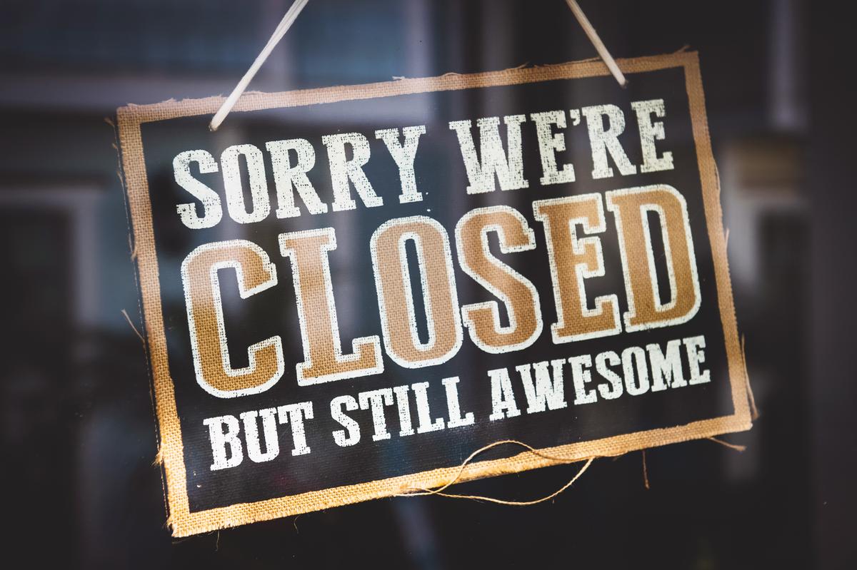 Cartel de cerrado en ingles_ "Sorry we are closed but still awesome" "Lo siento estamos cerrados pero todavia somo guais"