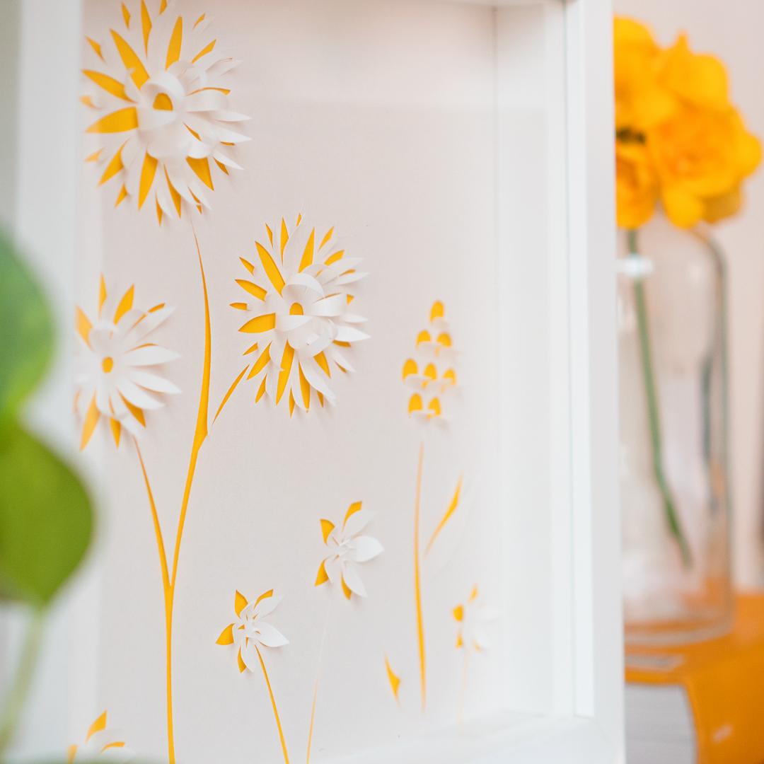 Detalle de cuadro con flores de papel