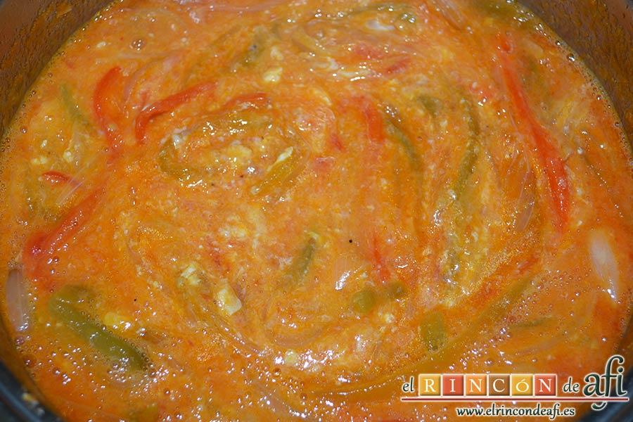 Pimentada, añadir los huevos batidos al caldero y remover con una cuchara de madera