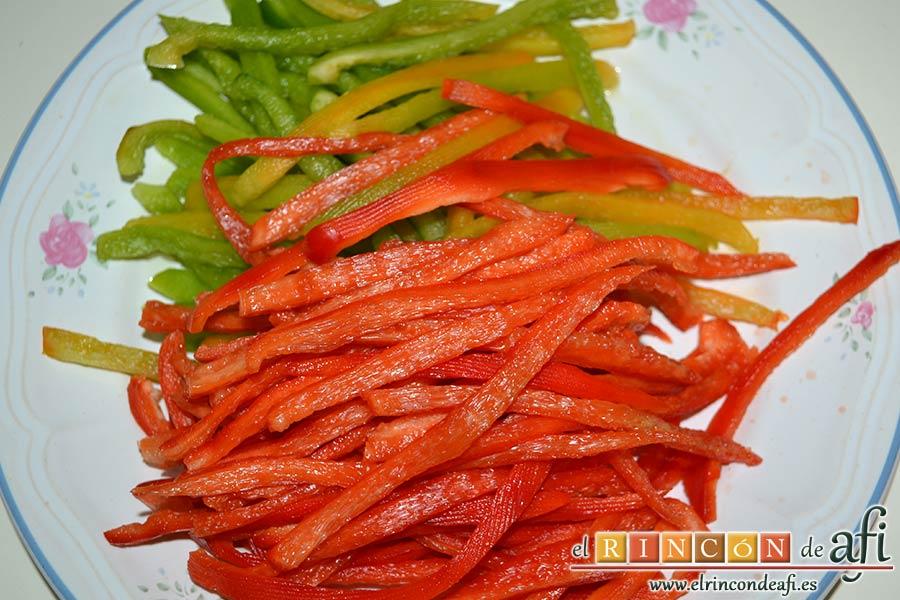 Pimentada, cortar los pimientos en tiras