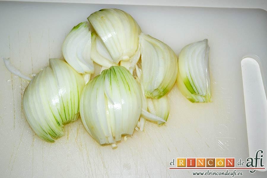 Pimentada, cortar las cebollas en juliana