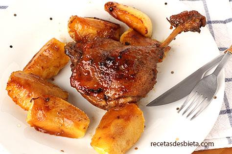 pato confitado con manzanas