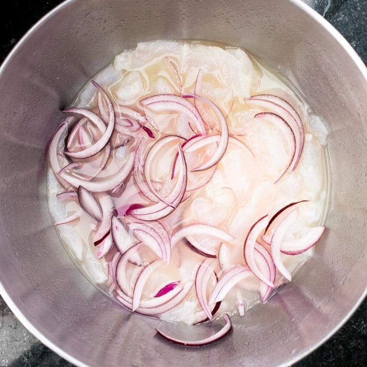 Preparando ceviche en limón