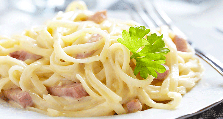 como acompañar la salsa carbonara