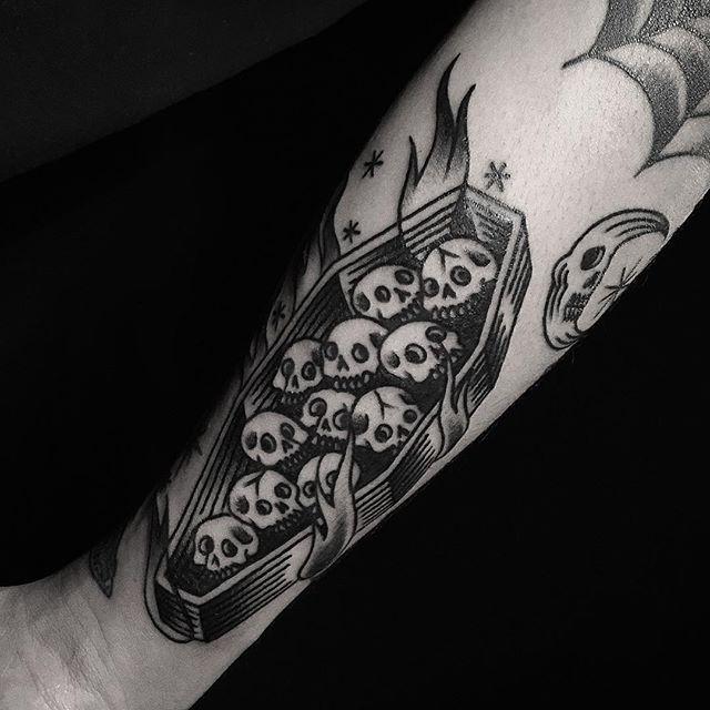 Tatuajes góticos de un ataúd