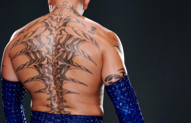 Tatuaje tribal con elementos góticos del rey mysterio