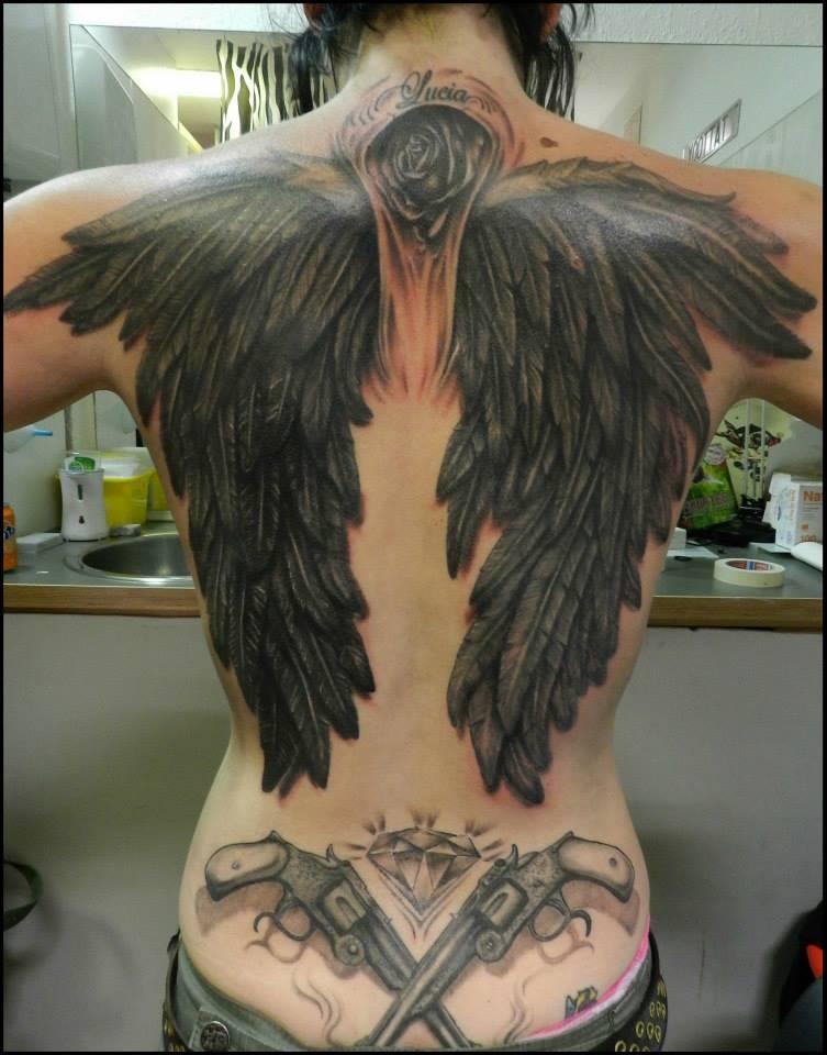 Tatuaje gótico de alas de ángel caído