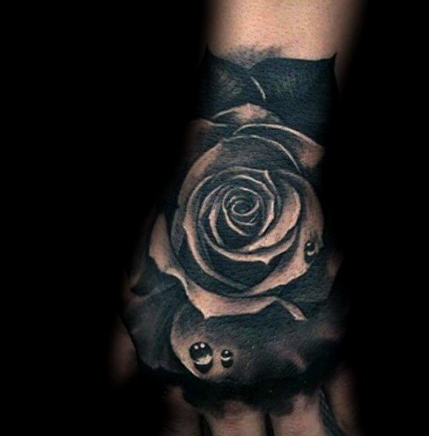 Tatuaje de flores negras para hombres