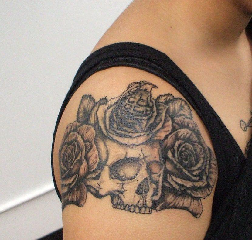 Tatuaje de Flores con calavera