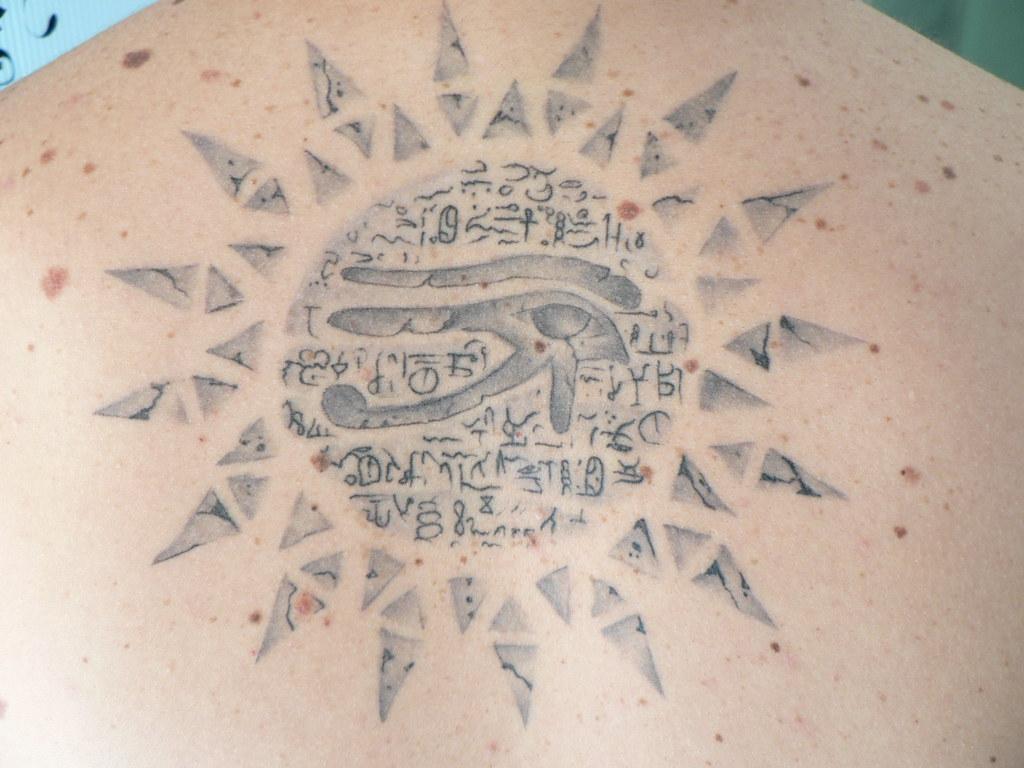 Tatuajes de símbolos egipcios de un sol