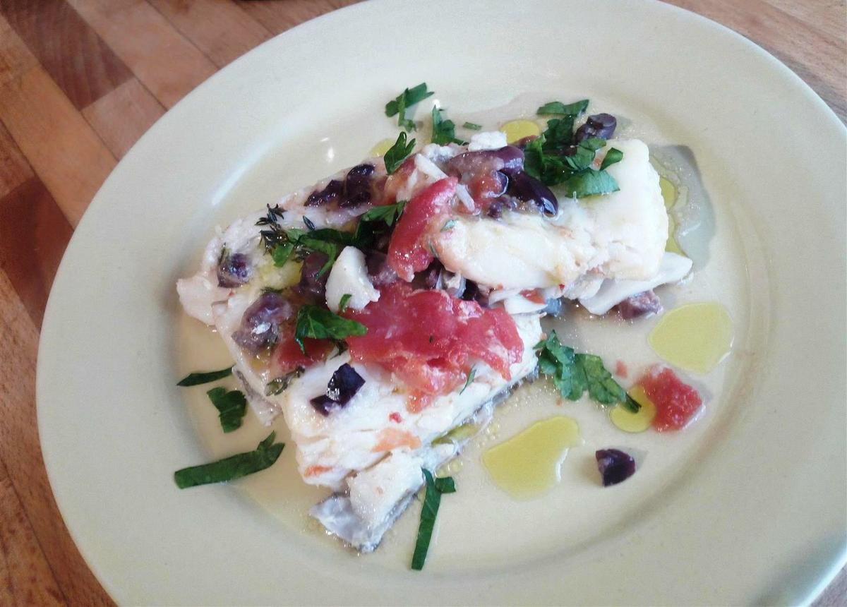 Bacalao con tomate y aceitunas negras - Baccalà con pomodori e olive di gaeta - Cod fish with tomatoes and olives