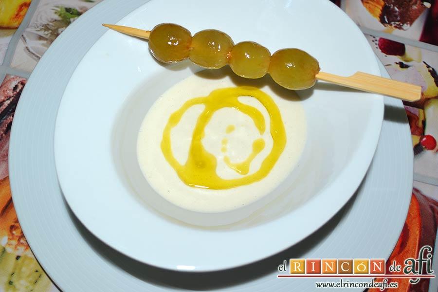 Ajoblanco, dejar enfriar y servir decorado con aceite de oliva