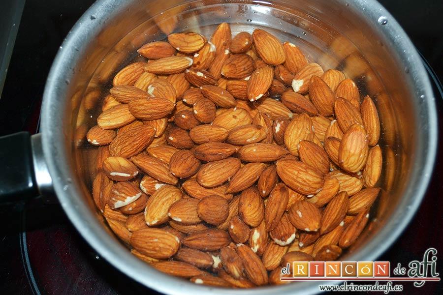 Ajoblanco, escaldarlas en agua caliente