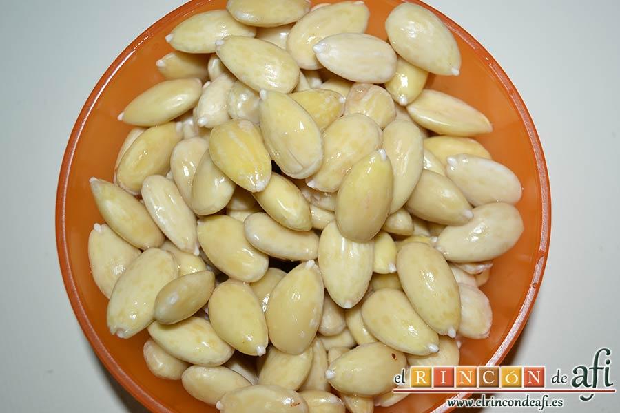 Ajoblanco, pelar las almendras
