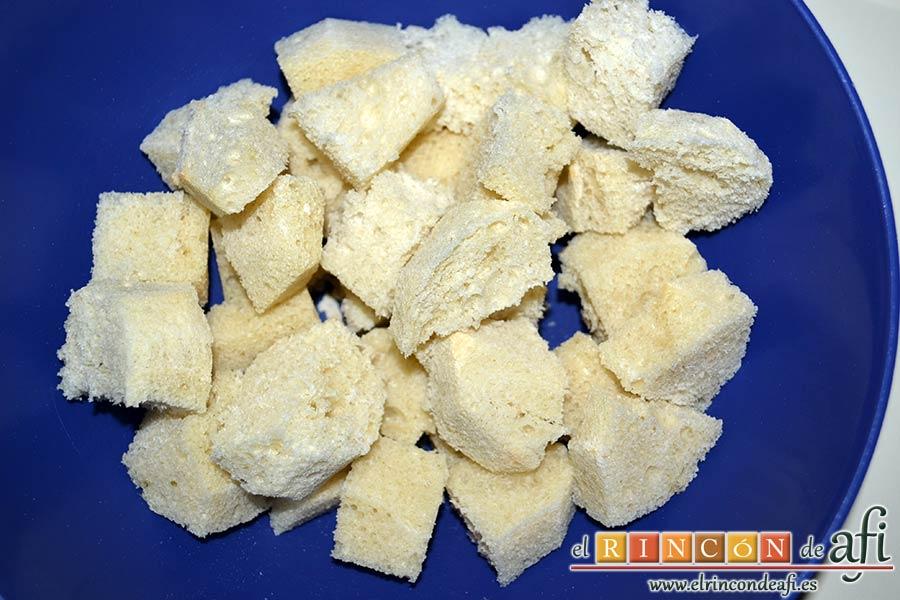 Ajoblanco, poner en un bol las migas de pan