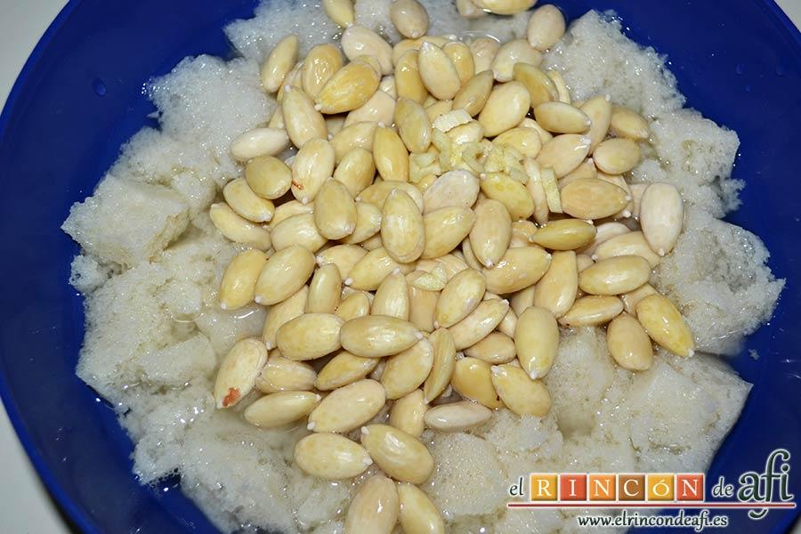 Ajoblanco, agregar las almendras y el ajo