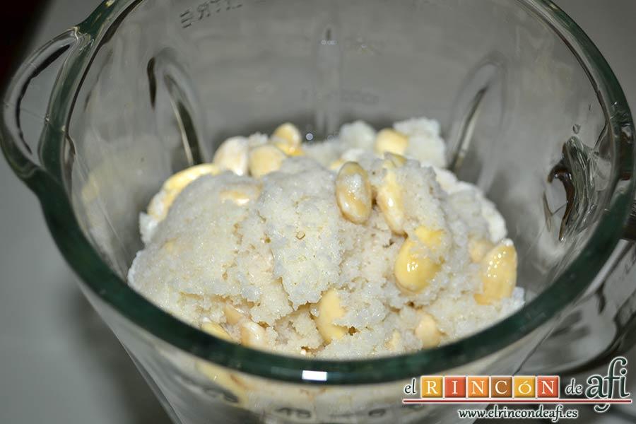 Ajoblanco, pasarlo todo a un vaso americano