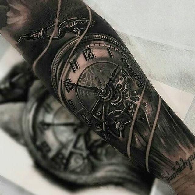 Tatuajes de reloj con tinta negra