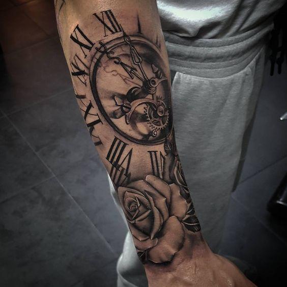 Tatuaje de reloj con brújulas