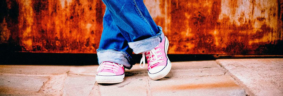 Outfit con tenis rosas