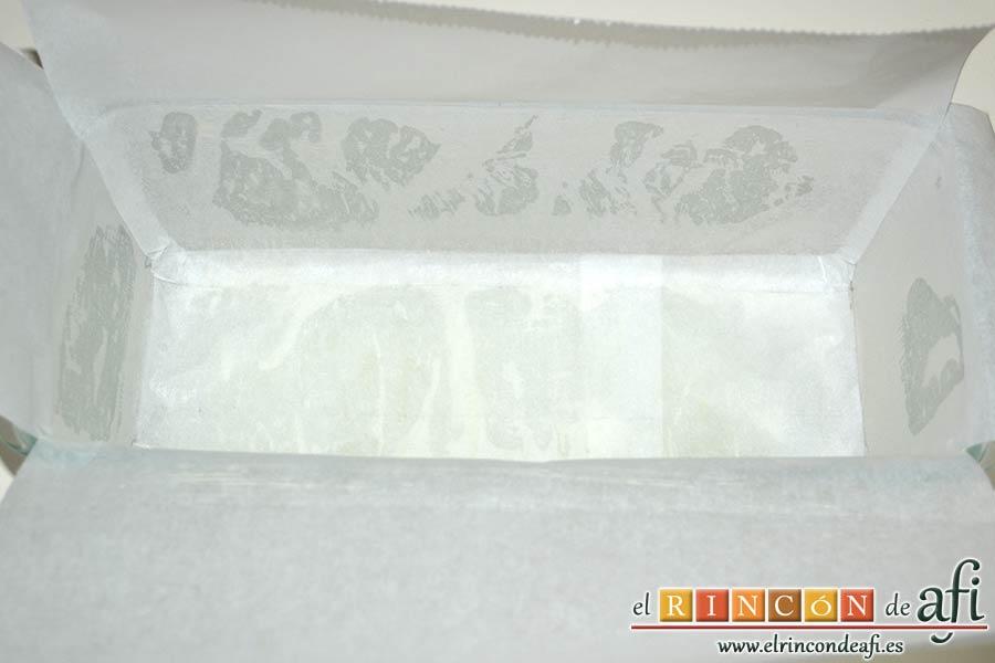 Pastel de chocolate japonés, forrar el molde con papel de horno