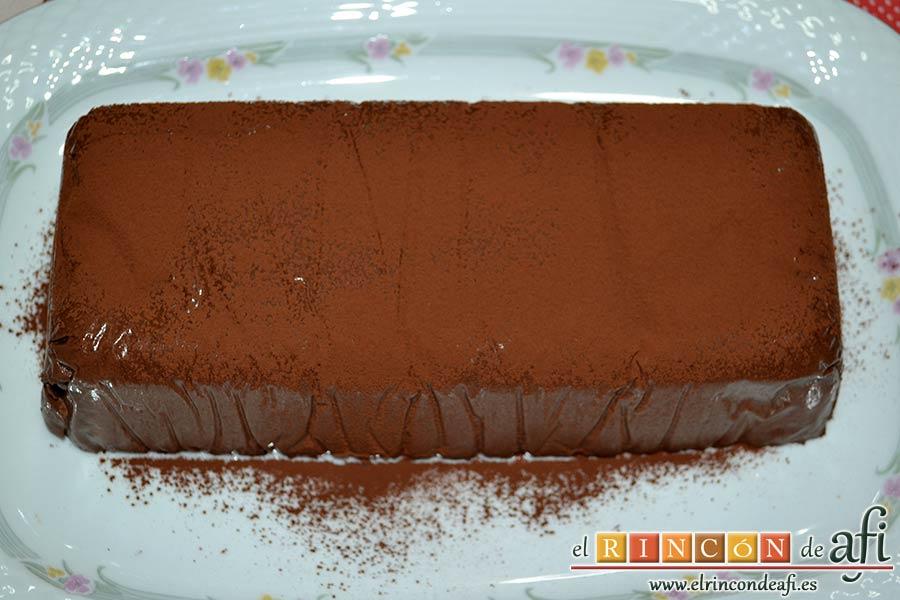 Pastel de chocolate japonés, espolvorear con cacao en polvo