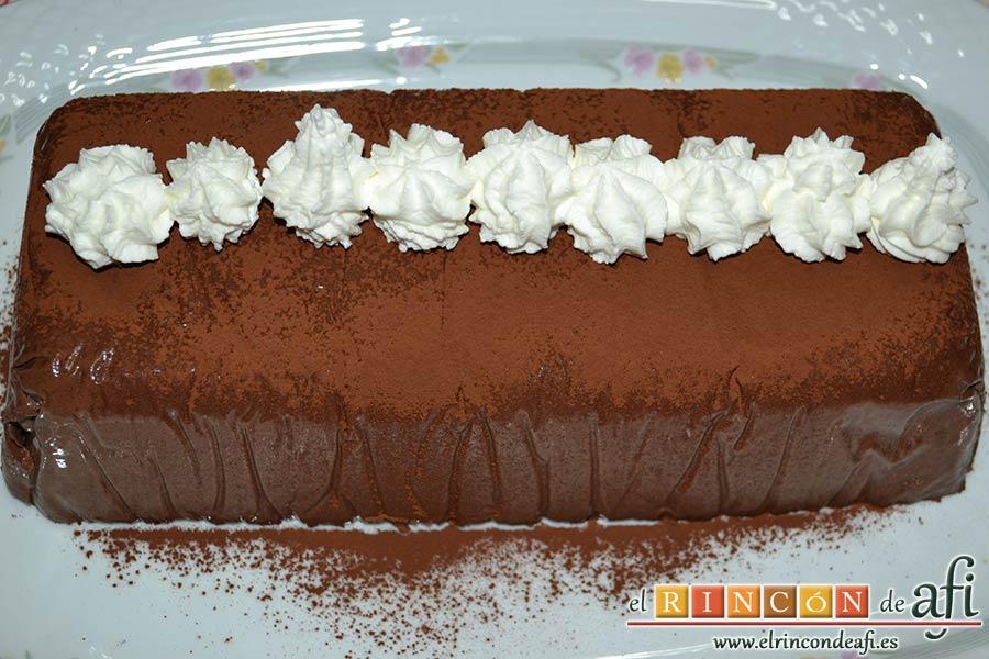 Pastel de chocolate japonés, decorar con nata montada (crema de leche)