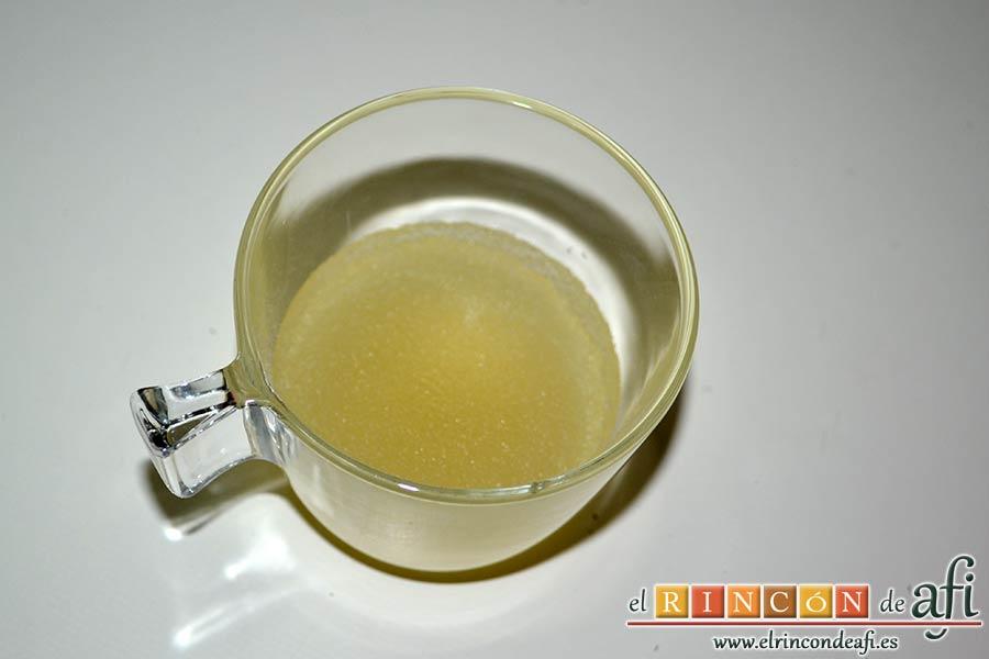 Pastel de chocolate japonés, verter la gelatina en polvo sobre agua fría