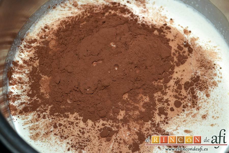 Pastel de chocolate japonés, poner en un caldero la leche, la nata (crema de leche), la leche condensada, el azúcar y el cacao en polvo