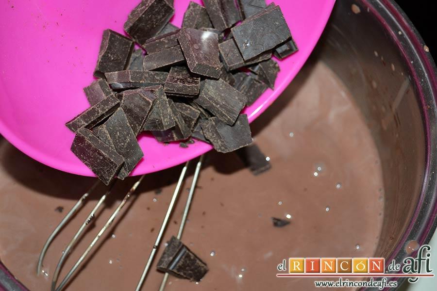 Pastel de chocolate japonés, verterlo en la mezcla cuando esté bien caliente