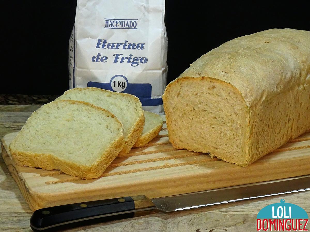 PAN DE MOLDE CASERO CON HARINA COMÚN. Una textura tierna y un sabor a pan de toda la vida hace que esta receta sea ideal para hacerla en casa, sin dificultad y con un resultado estupendo