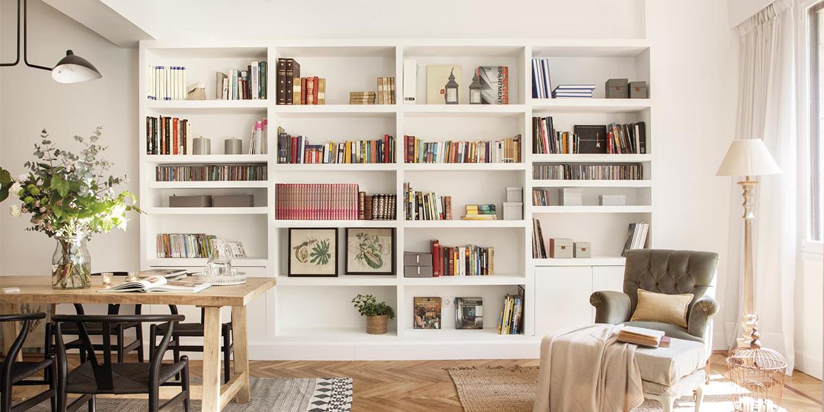 Estanter&iacute;as en el sal&oacute;n