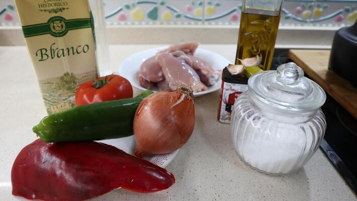 Los ingredientes necesarios para hacer el pollo al Chilindrón con Mambo de Cecotec