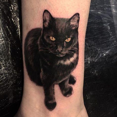 Tatuajes de felinos en tinta negra