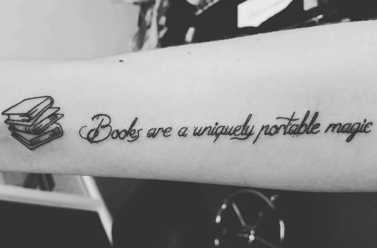 Tatuajes en homenaje a una obra literaria con frases y elementos
