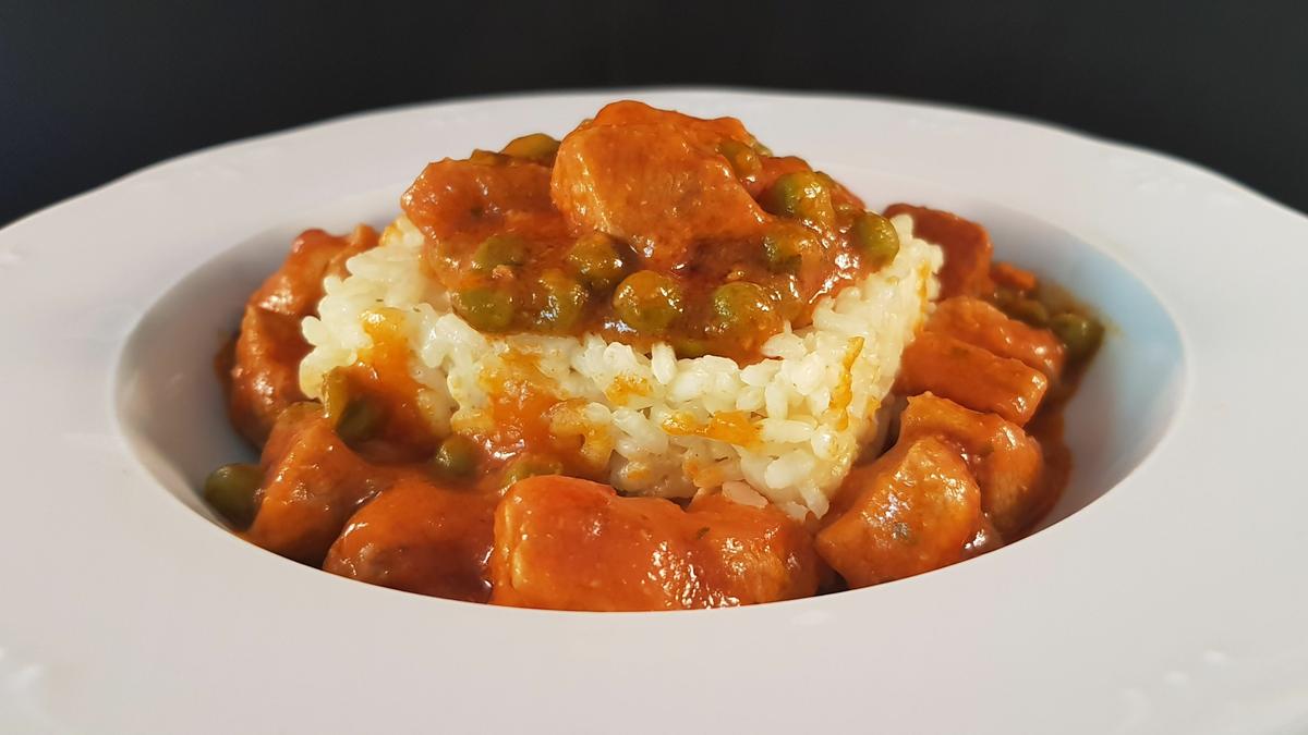 Magra con tomate y guisantes. Receta tradicional.