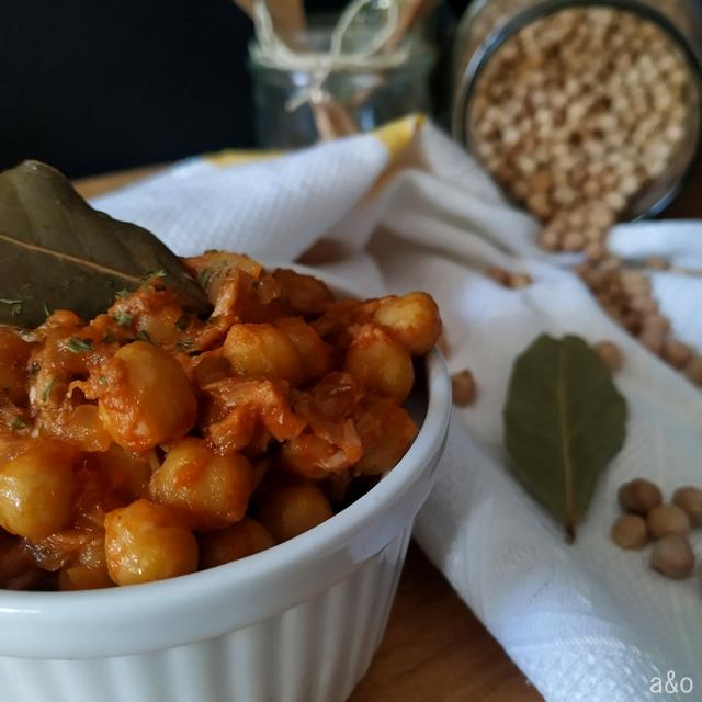 Garbanzos salteados con atún