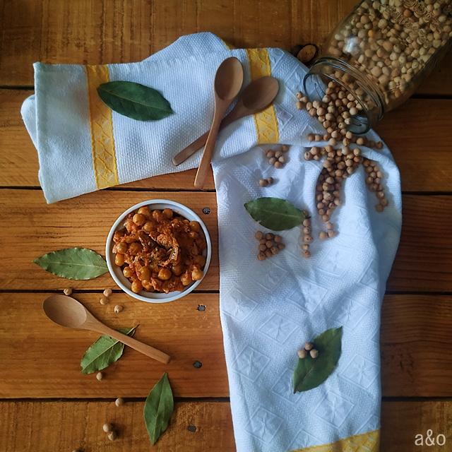 Garbanzos salteados con atún