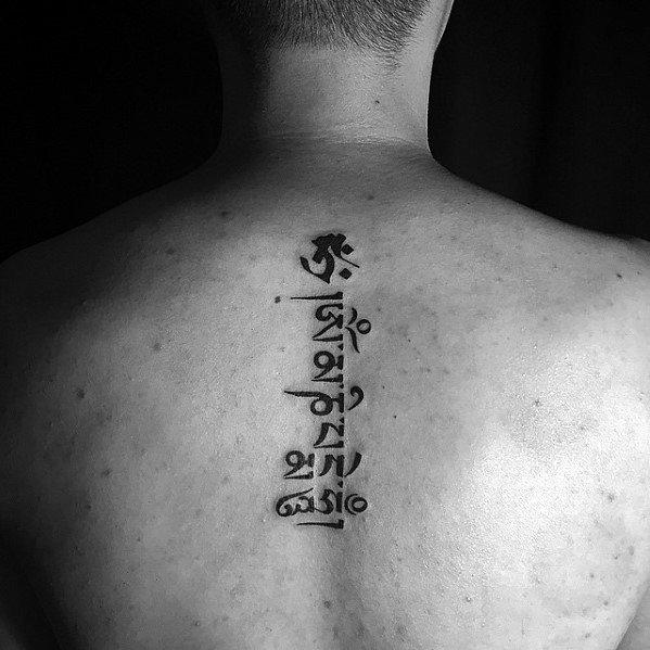 Tatuaje de Mantra en Sánscrito con frases