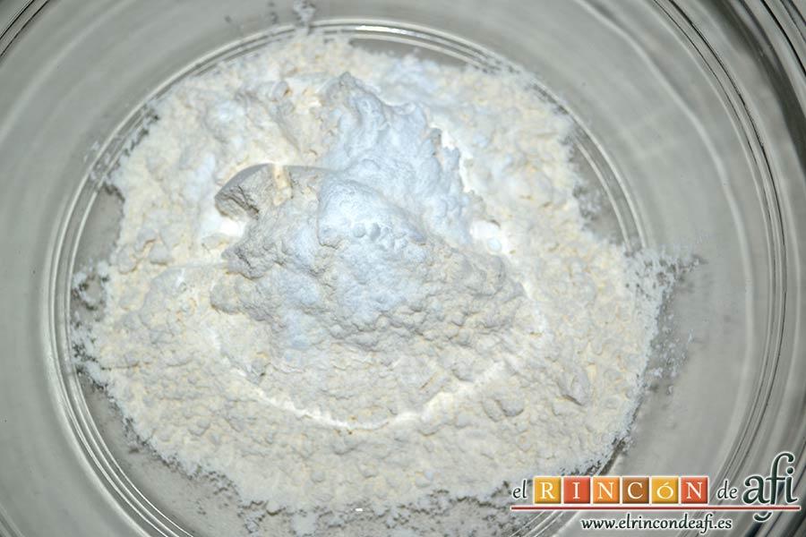 Soldaditos de Pavía, poner en un bol la harina y el bicarbonato sódico