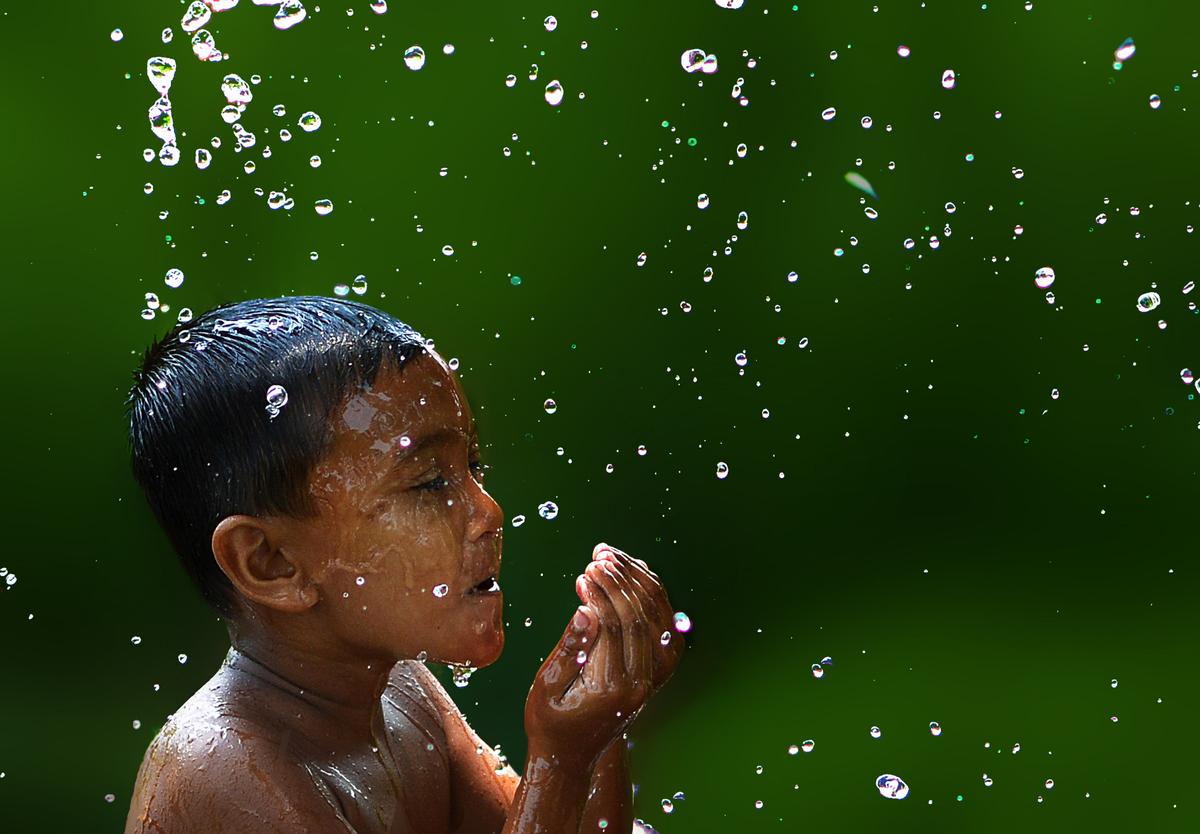 niños y agua potable