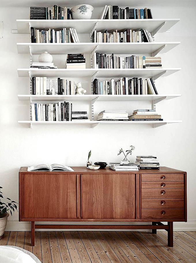¡Ideas baratas para decorar tus paredes! Instalar estanterías flotantes en tus paredes hará que estas resalten y se encuentren menos vacías. Dándole así un toque original y decorativo a la habitación.
