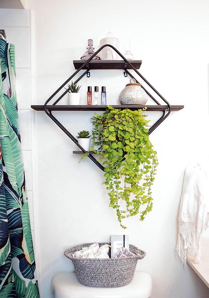 ¡Ideas baratas para decorar tus paredes! Una estantería colgante es la manera perfecta de hacer lucir paredes que son sosas.