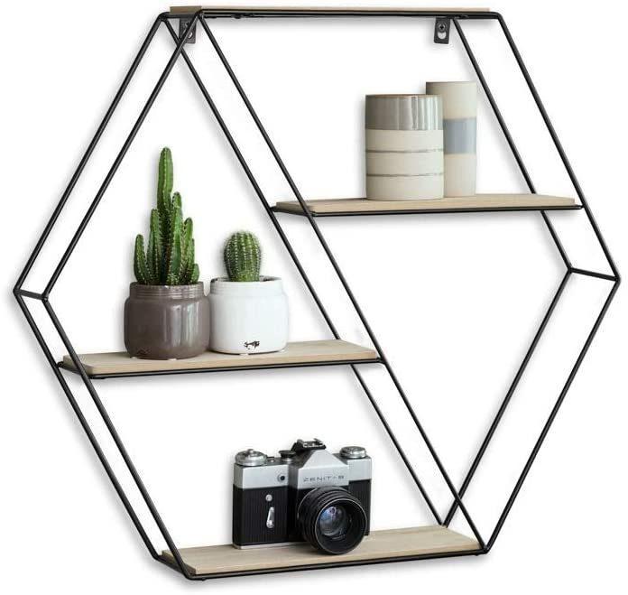 ¡Ideas baratas para decorar tus paredes! Esta estantería ayudará a decorar esa pared de la escalera que tan vacía se siente.