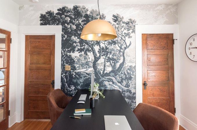¡Ideas baratas para decorar tus paredes! Ashley de Gold Hive creó este mural de pared en su salón. El resultado es increíble.