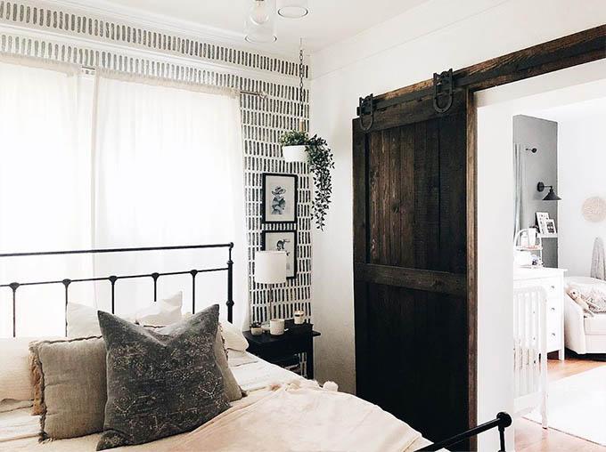 ¡Ideas baratas para decorar tus paredes! Crea tu propia pared decorativa haciendo falso papel de pared.