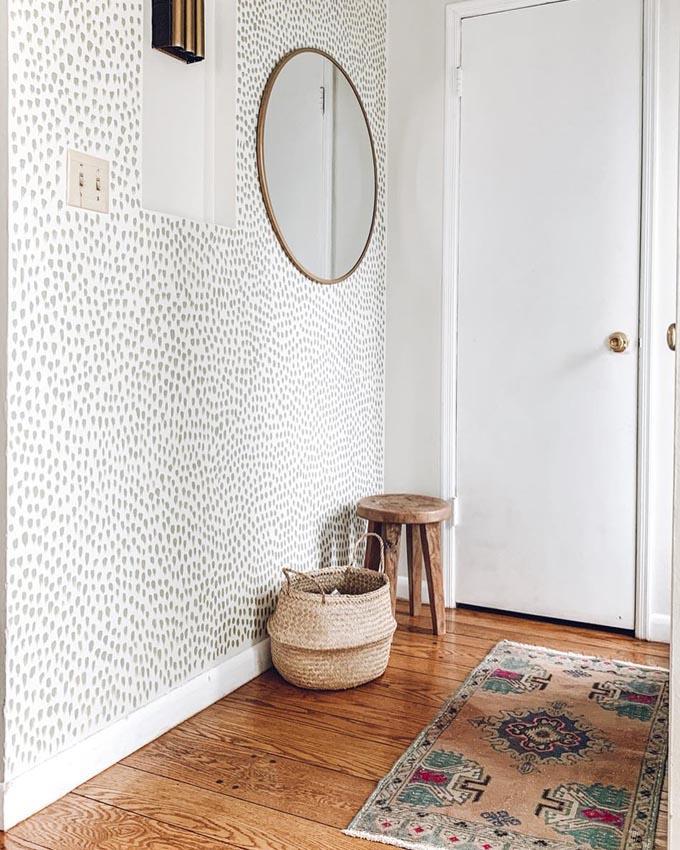 ¡Ideas baratas para decorar tus paredes! Una perfecta manera de decorar tus habitaciones es crear un efecto de papel pintado en la pared con esponjas y pintura.