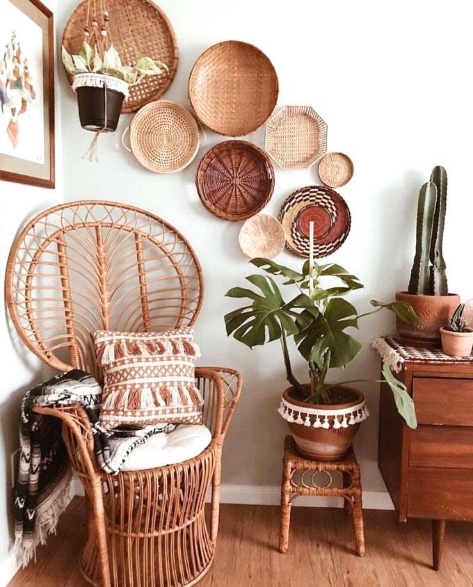 ¡Ideas baratas para decorar tus paredes! Las cestas de mimbre y ratán colgadas quedan fenomenal en casas decoradas al estilo Boho.