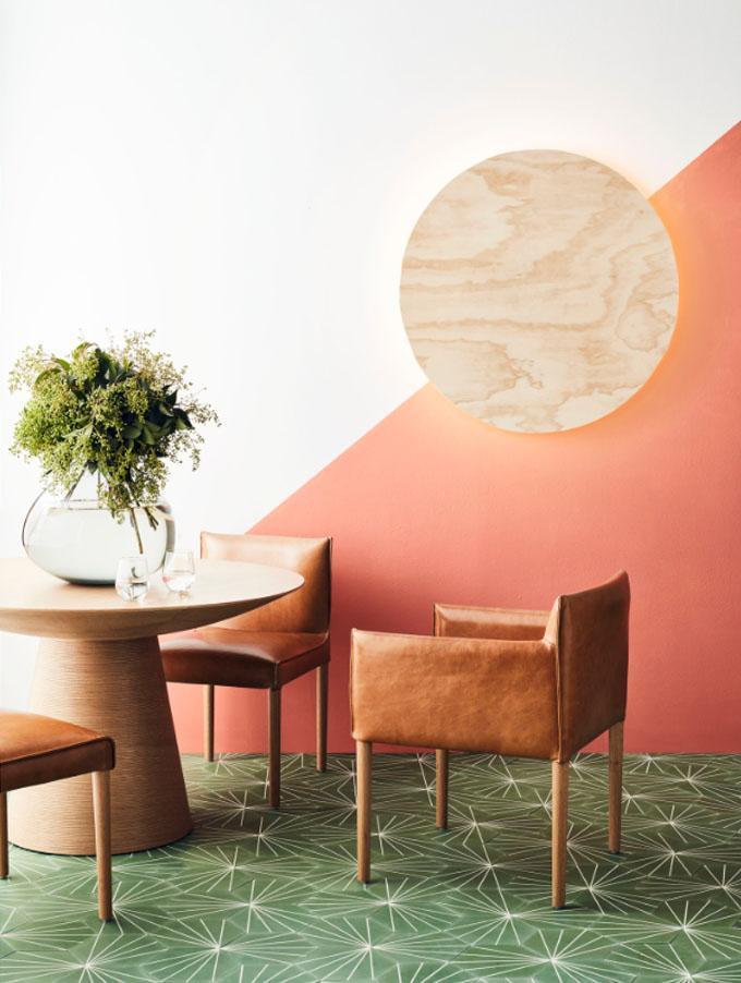 ¡Ideas baratas para decorar tus paredes! Pintar bloques de color en una pared crea contrastes y da mucha vitalidad y espacio a una sala. Es una muy buena manera de animar tus espacios.